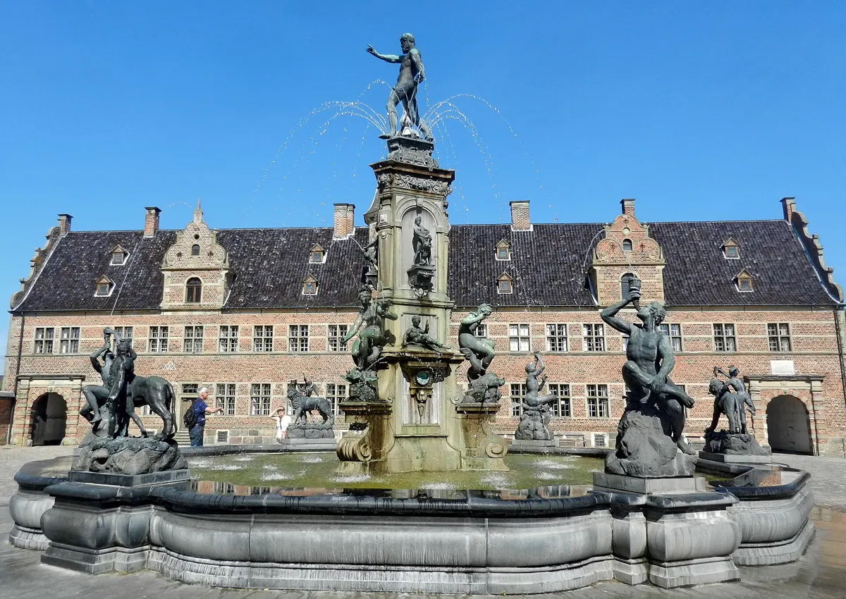 The Neptune fountain in the outer courtyard of Frederiksborg, a reason to choose Frederiksborg over Kronborg
